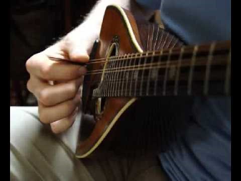 How to hold the mandolin and plectrum - by Ralf Leenen