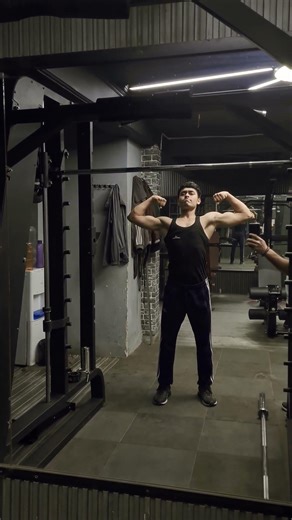 Flexing Poses Session – Showing Hard Work, Strength, and Confidence Built Through Daily Gym Containt