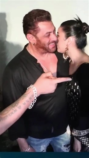 Salman Khan with Shehnaaz Gill – Cute Moment Goes Viral ❤️ #bollywoodnews #ytshorts #shorts
