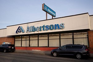 Grocer Albertsons lifts sales view on steady demand, margin pressure weighs on shares