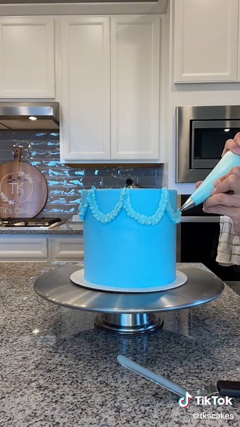 Decorating a Cinderella Cake!
