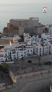 El Castillo Peñíscola, también llamado Castillo del Papa Luna, es una fortaleza templaria construída sobre los restos de la antigua alcazaba árabe entre 1294 y 1307. El Castillo de Peñíscola comparte con el Vaticano y el Palacio de los Papas de Aviñón, el privilegio de haber sido Sede Pontificia; una de las tres que ha habido a lo largo de la historia. Durante el cisma de occidente (1378 a 1417) también llamado Cisma de Avignon periodo en el que hasta tres obispos se disputaban la autoridad pont