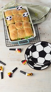 Wie wäre es mit Cheeseburger mal anders? Probiert unseren Cheeseburger-Auflauf! Perfekt für die Halbzeitpause oder als Snack für eure Fußballparty! Mit wem würdest du diesen herzhaften Cheeseburger-Auflauf zur EM 2024 genießen? 🍔⚽️ Zutaten: Fett für die Auflaufform (etwa 20 x 30 cm) 250 ml Wasser 60 g Butter oder Margarine 500 g Weizenmehl 1 Würfel Dr. Oetker Frische Hefe 2 TL Salz 2 Pr. Zucker 1 Eiweiß (Größe M) 2 Zwiebeln 3 EL Speiseöl 1 kg Hackfleisch vom Rind 2 EL Tomatenmark 200 g Gewürzke