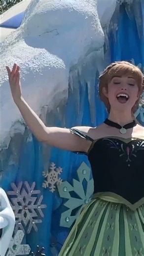 Dancing and singing with Olaf and Anna & Elsa.##shorts#disney#olaf#frozen#anna#elsa