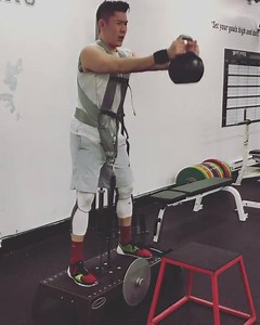 Physical feedback instead of verbal cues can be effective. Here, Saltus Basketball's athlete use light kettlebells to provide a counterbalance for a more upright position in the #kBoxSquat. 💪 Learn more: exxentric.com/squat | Exxentric