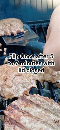 Juicy Charcoal Grilled Cheeseburger 🍔🔥 | Backyard BBQ Vibes” #shorts #gameday