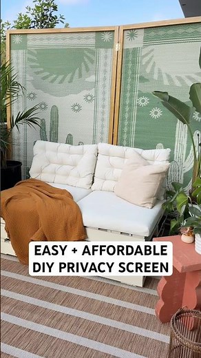 Make a cute privacy screen without spending a TON of $$$ on lumber! #diytutorial #diyhome
