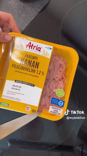 Täytetyt kesäkurpitsat - tallenna ja testaa💚 -1rs Atrian Kanan Parempi Fileejauhelihaa 1,2% -3 pientä kesäkurpitsaa -1 sipuli -2 valkosipulinkynttä -1 tlk tomaattimurskaa -1 tl suolaa -1 tl oreganoa -1 tl paprikajauhetta -1/2 tl mustapippuria -tuoretta basilikaa -n. 150g juustoraastetta Jatkuu kommenteissa👇 #ruokavinkki #resepti #tiktoksuomi #tiktoksuomi #kesäkurpitsa #atria #arkiruoka #helpporesepti #fyp #foryou #terveellinen #ruokavalio #hyvinvointi #hyväolo #terveys #terveellinenruokavalio
