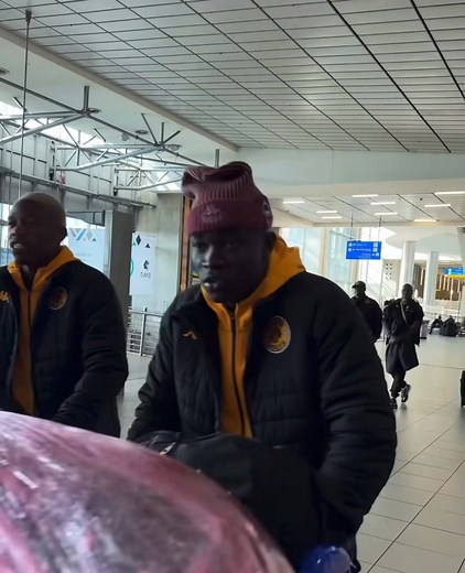 ✈️ 🇬🇧 Kaizer Chiefs’ reserve team off to the UK. They will play three games against the U21s of: Manchester United (28 Nov) Leeds United (2 Dec) QPR (6 Dec). It is part-reward for winning the DStv Diski Challenge (DDC) title with a remarkable record 70 points. #Amakhosi4Life #KaizerChiefs #ddchallenge #FootballSA | Football SA