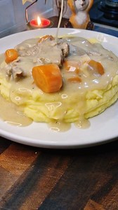 🧑‍🍳✨ Blanquette de veau à l'ancienne : la recette réconfortante par excellence ! 🍲🤩 Envie d’un plat chaleureux et savoureux ? Découvrez cette blanquette de veau traditionnelle, mijotée avec amour ❤️ et des ingrédients simples pour un résultat ultra fondant ! 🥩 Ingrédients pour 6 personnes : ✔️ 1,2 kg de collier de veau 🥕 4 carottes 🥬 2 poireaux 🌿 2 branches de céleri 🧅 1 oignon piqué de 6 clous de girofle 🧄 2 gousses d’ail 🧂 Sel, poivre, bouquet garni, 2 feuilles de laurier 💧 Eau pou