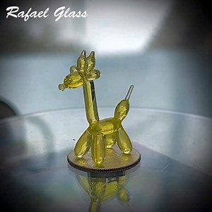 Just trying new things: Uranium Micro Ballon Giraffe on a Dime 🙂 🌟 RafaelGlassArt.Etsy.com #glass #glassart #glasssculpture #uraniumglass #giraffe | Rafael Glass
