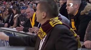 💈 𝗙𝗢𝗢𝗧𝗬 𝗙𝗟𝗔𝗦𝗛𝗕𝗔𝗖𝗞💈 Another footy flashback. Let’s relive the final moments Collingwood vs Hawthorn (1st Preliminary Final 2011). | Side By Side