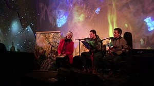 „Zäme chöimers schaffe“ - der Song aus meinem Kinderbuch „Elin trifft neue Freunde“ Band 2. Die Aufnahme entstand im Dezember 2019 im Märchenwald auf der Lenzerheide. 🧚🏼🌲 Morgen könnt ihr das Lied im Romanshorner Wald & bei @klapperlapapp live hören. Mike, Kevin und ich freuen uns schon sehr auf euch 🤩 & wir haben selbstverständlich auch beide Elin-Geschichten mit im Gepäck 🧳🦉🪶📚. Wir spielen um 11.30 und 15.30 Uhr 🌲. Alle Infos findet ihr hier: https://klapperlapapp.ch/orte/romanshorn/ 