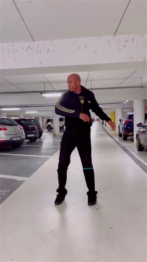 🤖 🔥The Giant Robot Dance 🕺🏽 #RobotDance #GiantMoves #StageExperiance #DanceViral #giantDancer