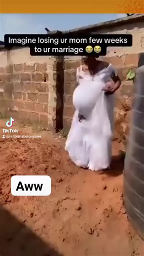 She lost her mom few weeks to her wedding . So on her wedding day , she went to pay homage to the mom. #pain #rip #fyp #weddingday #tik_tok