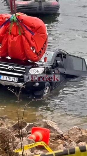 Yeni Erdek Gazetesi🖊️ on Instagram: "Elif Kumal’ın aracı gölden çıkarıldı! VÜCUDUNDA KESİCİ ALET VE ATEŞLİ SİLAH İZİNE RASTLANMADI Erdek ilçesinde 28 Aralık’ta kaybolan ve 8 gün sonra cansız bedeninin bulunduğu Elif Kumal’ın kullandığı otomobil, Yukarıyapıcı Göleti’nden vinçle çıkarıldı. Aracın sudan alınmasıyla birlikte arama çalışmaları sona ererken, kayalık alanda bulunan gri parçaların aracın ön tamponuna ait olduğu tespit edildi. Elif Kumal’ın Bursa Adli Tıp Kurumu’nda yapılan ön otopsisin