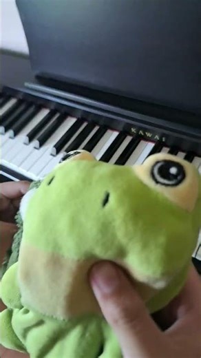 Butter Frog And Grassy Frog Plays Universal Collaspe On Piano #piano #thefrogplushteam #playpiano
