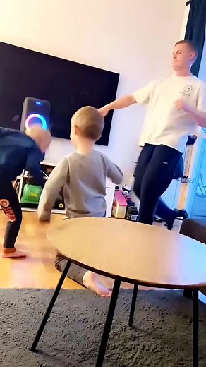 Et år gammel video af, mine drenge og jeg. Mine to skønneste skabninger ❤️ tak for jer mine drenge. Far er stolt af jer 🥹 bliv ved med at danse gennem livet 🕺 | Frederik Hjordt Larsen