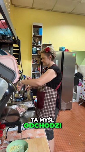 Myśl o powrocie do Polski wraca, gdy wspomnienia o przyjaciołach i dobrych momentach ożywają. Z drugiej strony, tu też jest dobrze. Emigracja to tęsknota za ojczyzną, nawet jeśli nie zawsze było tam idealnie. Serce zawsze myśli o Polsce. #Polska #emigracja #tęsknota #wspomnienia #ojczyzna #życieza granicą | RodzinaClarke