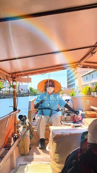 船の上から眺める松江城。 ゆったりと流れる時間、耳に届く歌声。 #松江城 #船旅 #日本旅行 #隠れた名所 #癒しの時間 #城下町 #島根旅行 #歴史探訪 #和の風景 #日本の魅力 #松江観光 #チル