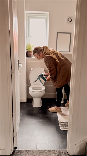 fancy having me pop round to speed clean your home?!✨ I’ll be travelling to different homes, lending a helping hand and sharing my top tips & hacks to simplify your cleaning routine🫧 If you would like to get involved or nominate a friend, please reach out. I’d love to help🫶🏻🧼🏡 Three bathroom speed cleaning tips: •Mop your bath & tiles - it makes it so much easier; no more bending or stretching. •Steam clean your toilet to get into those hard to reach places & kill those germs. •Freshen up p
