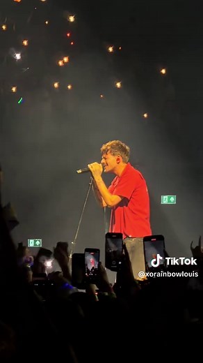 Louis Tomlinson Sings