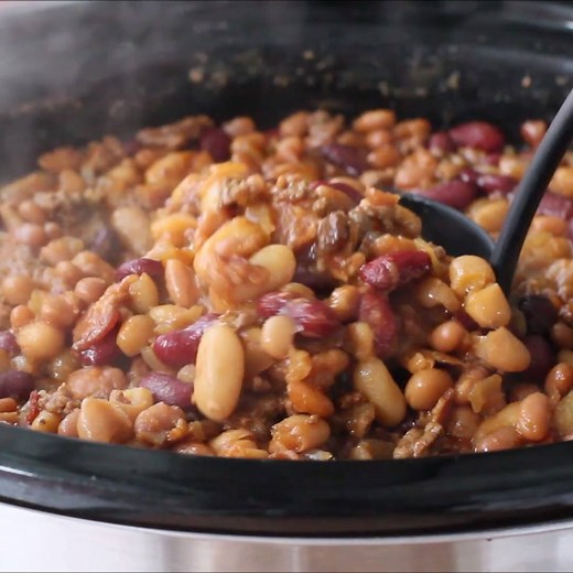 Everyone LOVES these Crock Pot Cowboy Beans! With a pound a beef, a pound of bacon, and three kinds of beans, what’s not to love? They are perfect for barbecues! RECIPE >> http://www.thetwobiteclub.com/2014/11/best-ever-crock-pot-cowboy-beans.html | The Two Bite Club