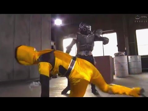 Yellow Space Ranger fighting Alien General