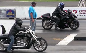 【哈雷威路德vs铃木隼 直线加速】Hayabusa vs Harley V-rod - drag race