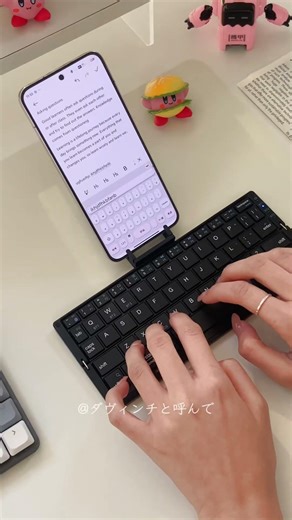 携帯電話に折り畳みキーボードを配置し、瞬く間に携帯型パソコンに変身する#ポータブルキーボード#モバイルオフィス#デジタルグッズ