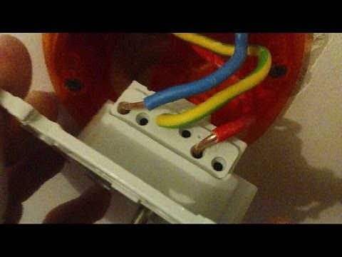 [Tutorial] Removing the wires from a screwless, clip-on power outlet (Legrand WE100 type)