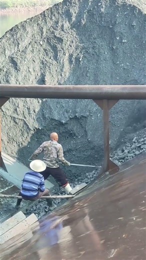 A Crew Member's Daily Life: The Hardships And Perseverance Of Unloading Phosphate Ore