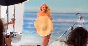 Nur mit Sommerhut bekleidet: Sie überrascht mit offenherzigem Fotoshooting