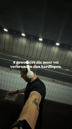 8 vetverbrandende gewoontes die ik gebruik om het hele jaar door lean te blijven, zonder overdreven veel cardio te doen. ⚡️ Je hebt geen uren op een loopband nodig. Je hebt strategie en consistentie nodig. Deze wetenschappelijk onderbouwde gewoontes werken samen met je lichaam, niet ertegen en ze verbranden vet 24/7, niet alleen tijdens een workout. 😴 Slaap 7–9 uur: Slechte slaap verlaagt je metabolisme tot wel 30% en verhoogt cortisol (het buikvet-hormoon) 🚶 Wandel 8.000 stappen per dag. Lage