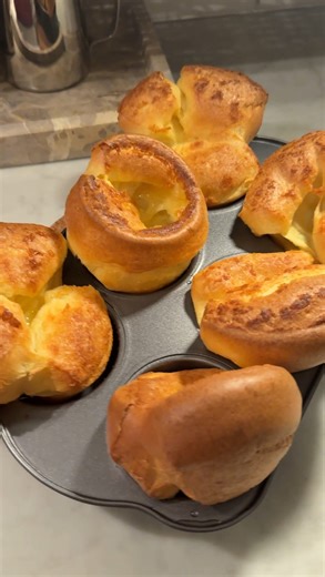 Seiran Poon on Instagram: "Yorkshire Puddings, min nya hyperfixation☁️😇 RECEPT: Lika delar (i volym) ägg, mjöl & mjölk (2 ägg för 6 st) 1 nypa salt 1 tsk rapsolja eller nöttalg / form Instruktioner: - Knäck 2 ägg i ett glas. Måtta upp mjölk och mjöl till samma höjd i två likadana separata glas. - Vispa ihop ägg och mjöl tills nästan inga klumpar är kvar, vispa långsamt ner mjölken. Vispa även i salt. Låt smeten stå i kylen minst 30 minuter eller över natten. - Värm ugnen till 200 C. - Fyll varj