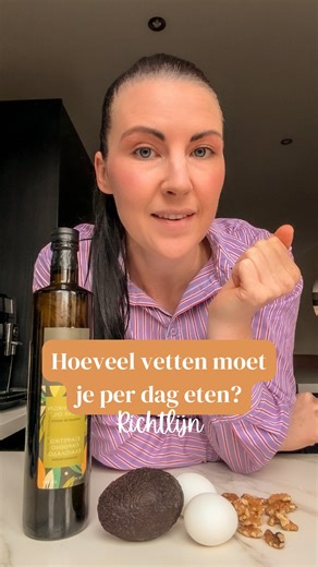 Voeding & eetgedrag coach | Recepten on Instagram: "Hoeveel gram vetten moet je per dag eten? Ik leg het je uit in deze video! 🫶🏻 Producten met gezonde vetten: 🥑 Avocado 🥜 Noten, pinda’s, pitten, zaden 🫒 Olijfolie 🥚 Eieren 🍣 Zalm, makreel, haring"