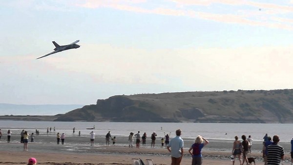 Vulcan Bomber Disintegrates on Camera