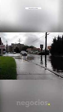 Los coches circulan por las calles inundadas en Lewiston, en Pensilvania