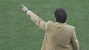 ➡️ Le FC Sion a stoppé l'hémorragie à Tourbillon en grapillant un point dimanche face à Lugano. Match nul 1 à 1 pour les hommes du président Constantin qui a officié dans la zone technique comme mercredi passé en Coupe de Suisse face au même adversaire. Mais cette fois son coaching aura été gagnant avec notamment la sortie de... Mario Balotelli à la mi-temps. 📍 Un nouveau coach devrait être désigné mardi et cela pourrait être Paolo Tramezzani. | Canal9