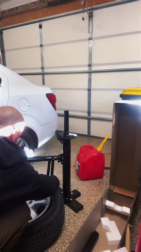 Manual bead breaker makes a world of difference 🤩😎 #harborfreight #tires #projectcar #automotive