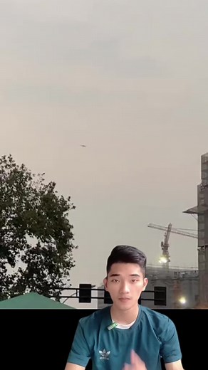 Vật thể lạ bay trên bầu trời