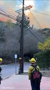 Kobaran api melalap rumah warga di Los Angeles terekam kamera pengawas. Tampak api berkobar begitu besar dan cepat, membakar barang-barang di rumah tersebut. Tidak ada tanda-tanda penghuni di rumah itu saat kebakaran berlangsung pada Selasa (7/1/2024) malam. Sejak Rabu (8/1/2025), kebakaran Los Angeles menyebar cepat, menghanguskan sekitar 1.000 rumah mewah dan merenggut nyawa setidaknya 24 orang. Kebakaran ini dipicu oleh angin kencang yang membuat api menyebar cepat di permukiman elite Pacific