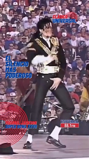 #ClásicoUniversal La presentación de Michael Jackson en el Super Bowl XXVII (1993) cambió para siempre la historia del medio tiempo. Antes de cantar, MJ permaneció más de 90 segundos inmóvil, generando uno de los silencios más vistos en la televisión mundial. Tras ese momento, el rating del Super Bowl subió en lugar de bajar, algo inédito hasta entonces. La versión Remastered HQ revive el show que transformó el espectáculo deportivo en un evento cultural global. #MichaelJackson #SuperBowlXXVII #