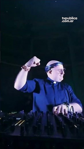 “Pateen adelante” dice Francisco en la mezcla eletrónica que hace el DJ portugués Padre Guilherme