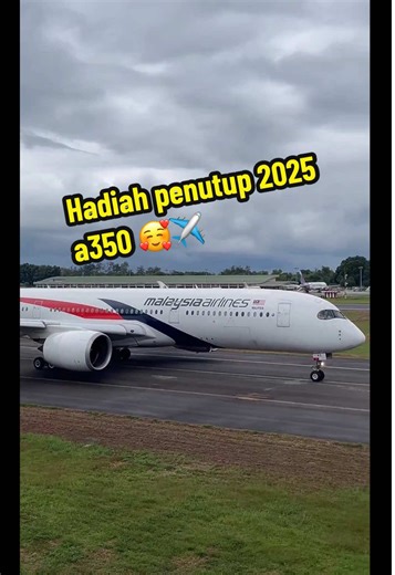 Gais! Buat yg x berkesempatan join live kita tadi spot a350 ni ada clip rakaman a350 malaysia airlines taxi n tk/off. Thnks yg join live akhir tahun kita tadi gais🫶🏼✈️. Jumpa lagi next year from me TheMy PlaneShow.. 🥰✈️🫶🏼👍🏼. #2025 #end #with #plane #a350 =maaf jika ada kekurangan dri admin spnjng tahun ni,😅🙏🏼bye 2025=✈️