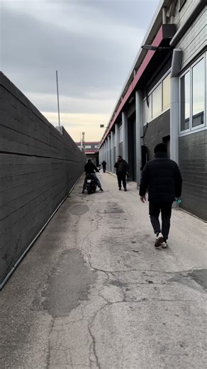 Ci sono consegne che non sono semplici consegne. Sono incontri tra persone che parlano la stessa lingua fatta di passione, rispetto per il lavoro e attenzione ai dettagli.A Barletta non abbiamo solo portato una moto: abbiamo conosciuto una persona di grande valore, che ci ha accolto nella sua splendida azienda facendoci sentire subito a casa. È proprio questo lo spirito Reunion Garage.Non clienti, ma membri di una famiglia che condivide lo stesso modo di vivere le moto e ciò che c’è dietro: rice
