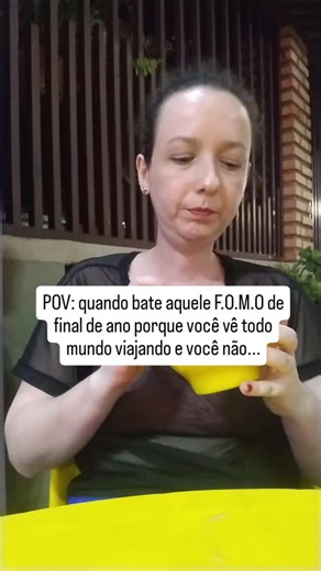 Allana Oliveira | solidão • isolamento social • desconexão on Instagram: "👉Seu feed vira um catálogo de viagens Abre o Instagram e é um desfile infinito: praia no Nordeste, resort em Cancún, chalé na serra, mochilão pela Europa. Parece que o mundo inteiro decidiu viajar e só você ficou pra trás 👉Os stories das festas que você não tá Reveillon na praia lotado de gente bonita, festa open bar em casa alugada, baladas temáticas, encontros de amigos que parecem comercial de cerveja. E você percebe 