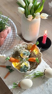 Leuchtendes Osternest 🐣 Ooohhh…🩷 Ostern ist bunt und fröhlich, aber auch gemütlich. Deshalb habe ich ein paar Lichter in den Gänseeiern und im Heu versteckt. 🌿 Echte Kerzen sind zu gefährlich und mit den kleinen LED Lichtern passiert einfach gar nichts. Die Gänseeier habe ich mit einem Sand Effektlack besprüht, so sehen sie noch schöner aus. In Kombination mit den süßen Karotten mag ich mein kleines Nestchen sehr gerne. Und ihr? #wohnenaufdemland #osternest #osterdeko #osterdekoration #easter