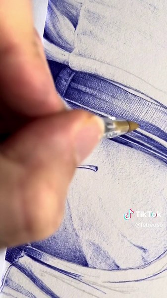 Réalisation minutieuse d'un short en jean au stylo - Processus artistique