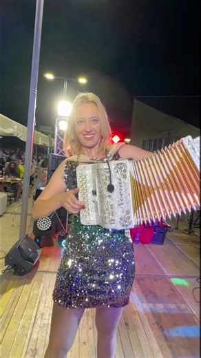 Noemi Gigante #valzer #walzer #spazzacamino #cover #organetto #donnefelici #donnecreative #danza #ballerina #ballerini #piazze #piazzeitalia #italia #italy #italianfood #italianstyle #musica #MusicaPopolare #musicapopular #tradizione #tradition #tradinional #folklore #folk #folkmusic #folkdance #sagre #sagredipaese | Noemi Gigante